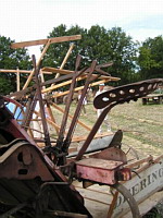 Machine a foin Deering (Fete de la Moisson St Simeon de Bressieux 2006) (5)